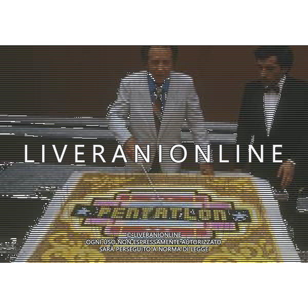 RETROSPETTIVA MIKE BONGIORNO PRESENTATORE TELEVISIVO NELLA FOTO MIKE BONGIORNO NELLA TRASMISSIONE “PENTHATLON “  AG ALDO LIVERANI SAS  