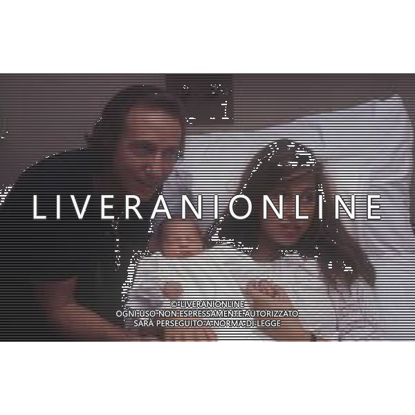 RETROSPETTIVA MIKE BONGIORNO PRESENTATORE TELEVISIVO NELLA FOTO MIKE BONGIORNO IN OSPEDALE CON DANIELA ZUCCOLI PER LA NASCITA DEL FIGLIO ANNI 1970 AG ALDO LIVERANI SAS