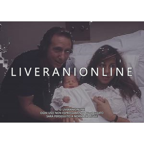 RETROSPETTIVA MIKE BONGIORNO PRESENTATORE TELEVISIVO NELLA FOTO MIKE BONGIORNO IN OSPEDALE CON DANIELA ZUCCOLI PER LA NASCITA DEL FIGLIO ANNI 1970 AG ALDO LIVERANI SAS