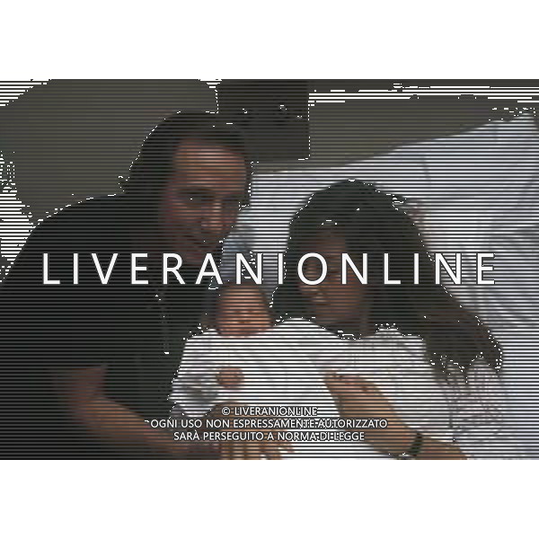 RETROSPETTIVA MIKE BONGIORNO PRESENTATORE TELEVISIVO NELLA FOTO MIKE BONGIORNO IN OSPEDALE CON DANIELA ZUCCOLI PER LA NASCITA DEL FIGLIO ANNI 1970 AG ALDO LIVERANI SAS