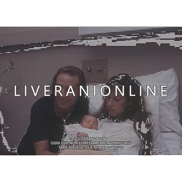 RETROSPETTIVA MIKE BONGIORNO PRESENTATORE TELEVISIVO NELLA FOTO MIKE BONGIORNO IN OSPEDALE CON DANIELA ZUCCOLI PER LA NASCITA DEL FIGLIO ANNI 1970 AG ALDO LIVERANI SAS