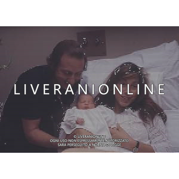 RETROSPETTIVA MIKE BONGIORNO PRESENTATORE TELEVISIVO NELLA FOTO MIKE BONGIORNO IN OSPEDALE CON DANIELA ZUCCOLI PER LA NASCITA DEL FIGLIO ANNI 1970 AG ALDO LIVERANI SAS
