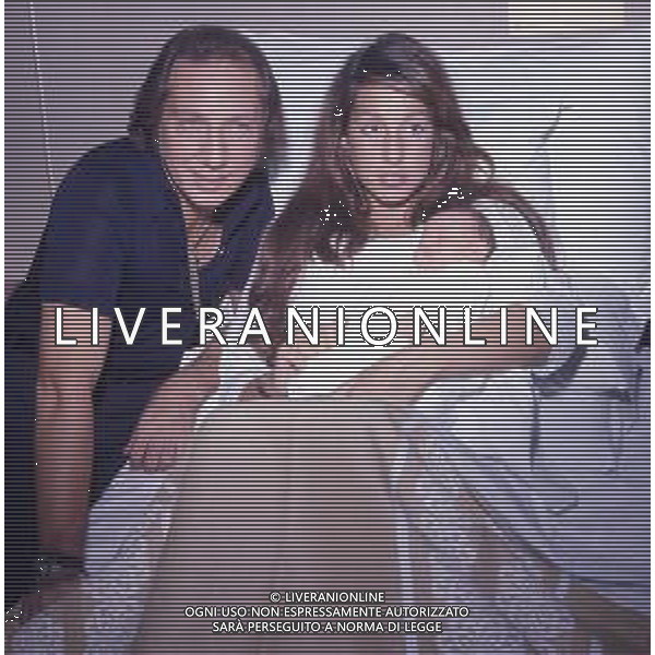 RETROSPETTIVA MIKE BONGIORNO PRESENTATORE TELEVISIVO NELLA FOTO MIKE BONGIORNO IN OSPEDALE CON DANIELA ZUCCOLI PER LA NASCITA DEL FIGLIO ANNI 1970 AG ALDO LIVERANI SAS