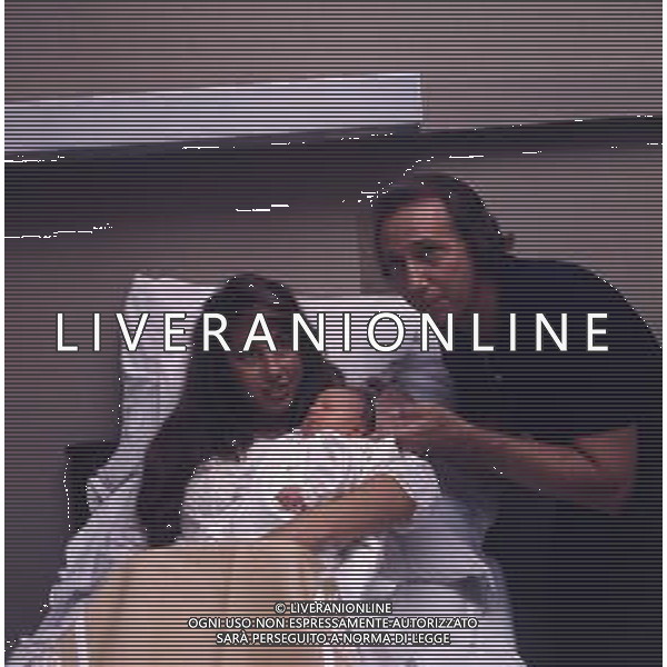 RETROSPETTIVA MIKE BONGIORNO PRESENTATORE TELEVISIVO NELLA FOTO MIKE BONGIORNO IN OSPEDALE CON DANIELA ZUCCOLI PER LA NASCITA DEL FIGLIO ANNI 1970 AG ALDO LIVERANI SAS