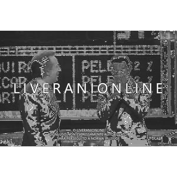 IL CALCIATORE BRASILIANO PELE\' EDSON ARANTES DO NASCIMENTO CON MIKE BONGIORNO OSPITE A \'PENTATLON\' A MILANO NEL 1987 - RETROSPETTIVA ©Archivio Giovanni Liverani / AGENZIA ALDO LIVERANI SAS