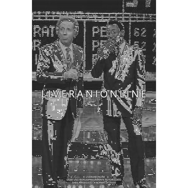 IL CALCIATORE BRASILIANO PELE\' EDSON ARANTES DO NASCIMENTO CON MIKE BONGIORNO OSPITE A \'PENTATLON\' A MILANO NEL 1987 - RETROSPETTIVA ©Archivio Giovanni Liverani / AGENZIA ALDO LIVERANI SAS