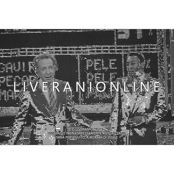 IL CALCIATORE BRASILIANO PELE\' EDSON ARANTES DO NASCIMENTO CON MIKE BONGIORNO OSPITE A \'PENTATLON\' A MILANO NEL 1987 - RETROSPETTIVA ©Archivio Giovanni Liverani / AGENZIA ALDO LIVERANI SAS