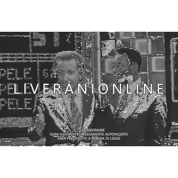 IL CALCIATORE BRASILIANO PELE\' EDSON ARANTES DO NASCIMENTO CON MIKE BONGIORNO OSPITE A \'PENTATLON\' A MILANO NEL 1987 - RETROSPETTIVA ©Archivio Giovanni Liverani / AGENZIA ALDO LIVERANI SAS