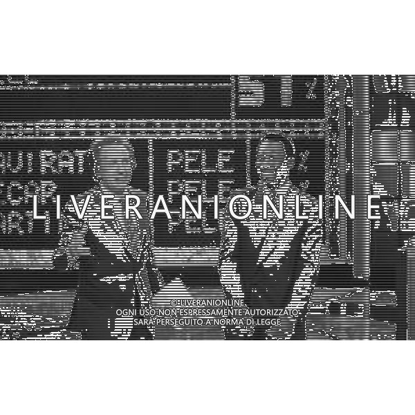 IL CALCIATORE BRASILIANO PELE\' EDSON ARANTES DO NASCIMENTO CON MIKE BONGIORNO OSPITE A \'PENTATLON\' A MILANO NEL 1987 - RETROSPETTIVA ©Archivio Giovanni Liverani / AGENZIA ALDO LIVERANI SAS