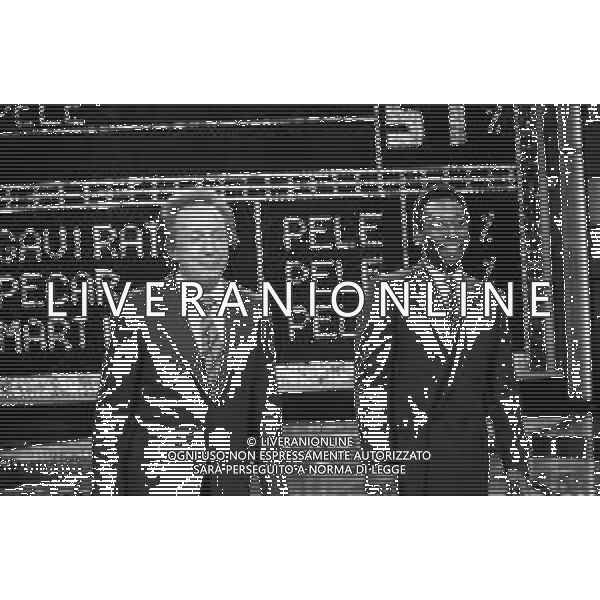 IL CALCIATORE BRASILIANO PELE\' EDSON ARANTES DO NASCIMENTO CON MIKE BONGIORNO OSPITE A \'PENTATLON\' A MILANO NEL 1987 - RETROSPETTIVA ©Archivio Giovanni Liverani / AGENZIA ALDO LIVERANI SAS