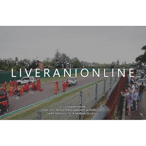 IMOLA 16 09 2021 AUTODROMO ENZO E DINO FERRARI PROVE LIBERE DELLA FERRARI DI CHARLES LECLERC NELLA FOTO FORMULA DI CHARLES LECLERC SI FERMA ALLA VARIANTE ALTA (CURVA GRESINI) CON IL PUBBLICO ©SANNA / AGENZIA ALDO LIVERANI SAS