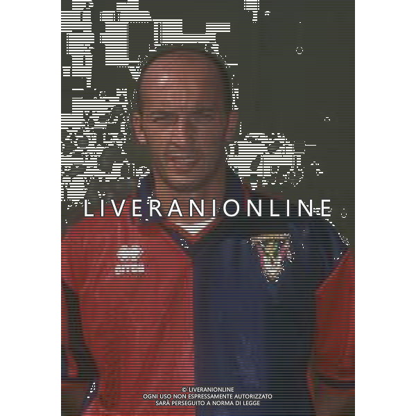 RETROSPETTIVA FAUSTO PIZZI CALCIATORE NELLA FOTO FAUSTO PIZZI CON LA MAGLIA DEL GENOA CALCIO AG ALDO LIVERANI SAS