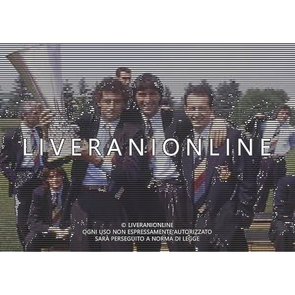 RETROSPETTIVA FAUSTO PIZZI CALCIATORE NELLA FOTO ANDREA MANDORLINI CON WALTER ZENGA E FAUSTO PIZZI CON LA COPPA UEFA NELL\'ANNO 1991 AG ALDO LIVERANI SAS