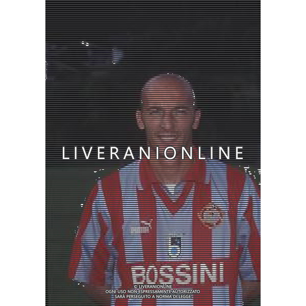 RETROSPETTIVA FAUSTO PIZZI CALCIATORE NELLA FOTO FAUSTO PIZZI CON LA MAGLIA DELLA CREMONESE CALCIO AG ALDO LIVERANI SAS