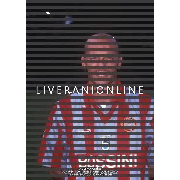 RETROSPETTIVA FAUSTO PIZZI CALCIATORE NELLA FOTO FAUSTO PIZZI CON LA MAGLIA DELLA CREMONESE CALCIO AG ALDO LIVERANI SAS