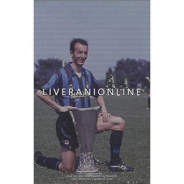 RETROSPETTIVA FAUSTO PIZZI CALCIATORE NELLA FOTO FAUSTO PIZZI CON LA MAGLIA DELL\'INTER E LA COPPA UEFA 1991 AG ALDO LIVERANI SAS