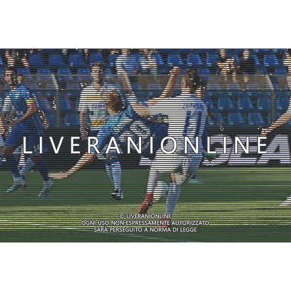 ¬© TVRG Antonino La Gumina (Como) cotrastato da Francesco Zampano (Frosinone) non riesce a concludere a rete Como vs Frosinone Campionato Serie BKT - 4a giornata Como 17-09-2021 Stadio Giuseppe Sinigaglia foto Roberto Garavaglia/ag. Aldo Liverani sas/AGENZIA ALDO LIVERANI SAS