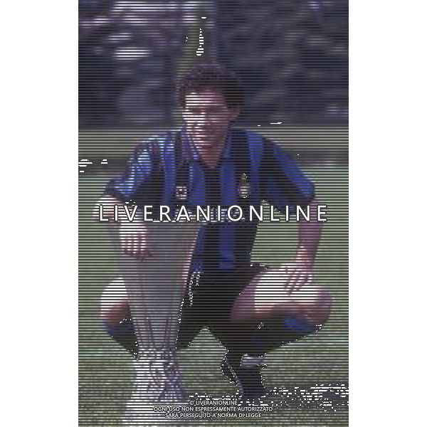 RETROSPETTIVA GIUSEPPE BARESI CALCIATORE NELLA FOTO GIUSEPPE BARESI CON LA MAGLIA DELL\'INTER CON LA COPPA UEFA AG ALDO LIVERANI SAS