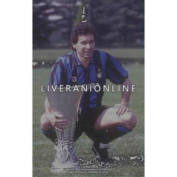 RETROSPETTIVA GIUSEPPE BARESI CALCIATORE NELLA FOTO GIUSEPPE BARESI CON LA MAGLIA DELL\'INTER CON LA COPPA UEFA AG ALDO LIVERANI SAS