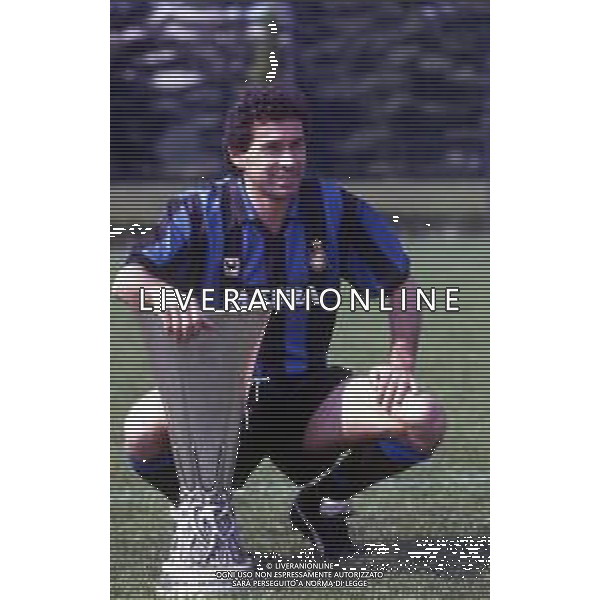 RETROSPETTIVA GIUSEPPE BARESI CALCIATORE NELLA FOTO GIUSEPPE BARESI CON LA MAGLIA DELL\'INTER CON LA COPPA UEFA AG ALDO LIVERANI SAS