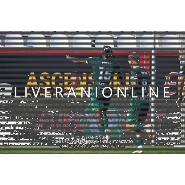 GriffoniE/LMedia - LR Vicenza vs AC Pisa - Campionato di Calcio Serie BKT 2021/2022 18 settembre 2021 - Stadio Romeo Menti, Vicenza, Italia Nella foto: Idrissa Toure\' (Pisa) esulta di fronte ai tifosi dopo aver segnato il gol del 1-1 @GriffoniE/LMedia AG ALDO LIVERANI SAS