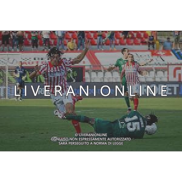 GriffoniE/LMedia - LR Vicenza vs AC Pisa - Campionato di Calcio Serie BKT 2021/2022 18 settembre 2021 - Stadio Romeo Menti, Vicenza, Italia Nella foto: Fallo di Filippo Ranocchia (Vicenza) su Idrissa Toure\' (Pisa) @GriffoniE/LMedia AG ALDO LIVERANI SAS