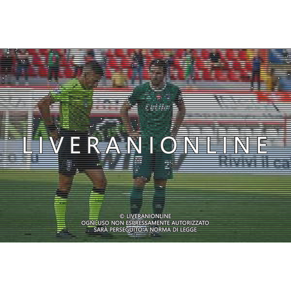 GriffoniE/LMedia - LR Vicenza vs AC Pisa - Campionato di Calcio Serie BKT 2021/2022 18 settembre 2021 - Stadio Romeo Menti, Vicenza, Italia Nella foto: Robert Gucher (Pisa) al calcio di punizione con l\'arbitro dell\'incontro Davide Massa @GriffoniE/LMedia AG ALDO LIVERANI SAS