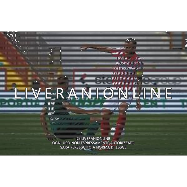 GriffoniE/LMedia - LR Vicenza vs AC Pisa - Campionato di Calcio Serie BKT 2021/2022 18 settembre 2021 - Stadio Romeo Menti, Vicenza, Italia Nella foto: Luca Rigoni (Vicenza) ostacolato da Giuseppe Sibilli (Pisa) @GriffoniE/LMedia AG ALDO LIVERANI SAS