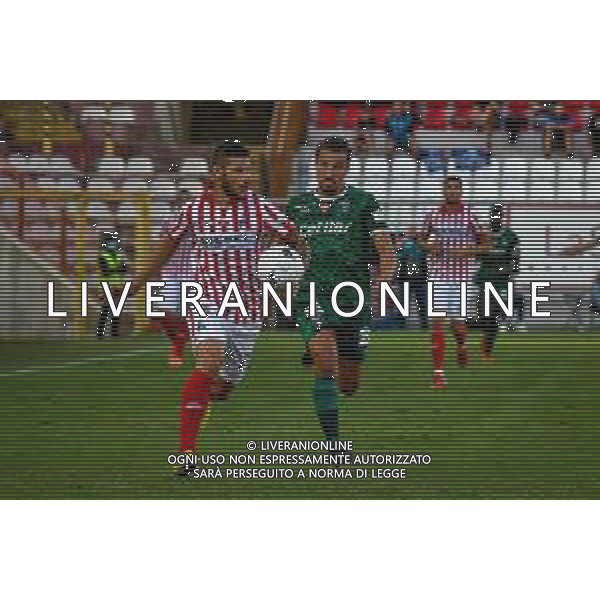 GriffoniE/LMedia - LR Vicenza vs AC Pisa - Campionato di Calcio Serie BKT 2021/2022 18 settembre 2021 - Stadio Romeo Menti, Vicenza, Italia Nella foto: Marco Calderoni (Vicenza) ostacolato da Gaetano Masucci (Pisa) @GriffoniE/LMedia AG ALDO LIVERANI SAS