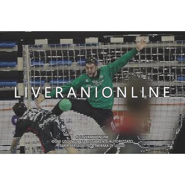 18-09-2021 Faenza Palacattani il portiere della Pallamano Romagna Matteo Redaelli para un tiro del giocatore del Teramo FOTO GIANNI SANNA-AG ALDO LIVERANI SAS