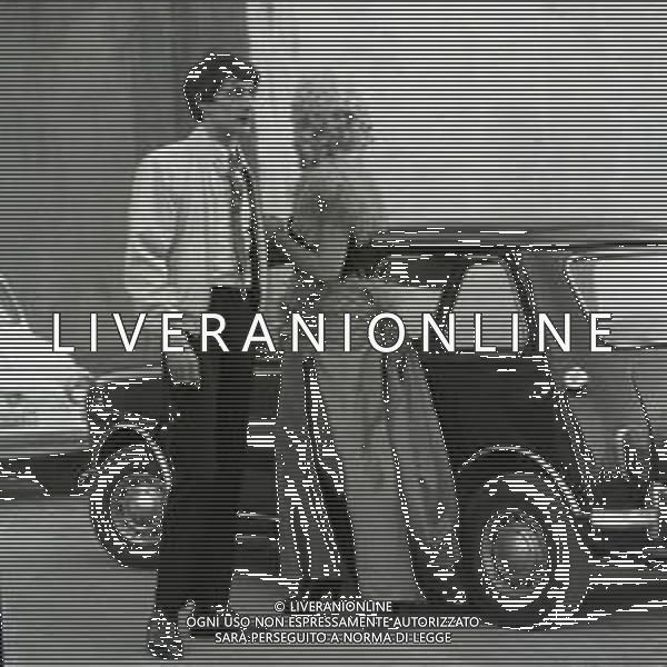 RETROSPETTTIVA ISABELLA BIAGINI ATTRICE-SHOWGIRL E IMITATRICE NELLA FOTO ISABELLA BIAGINI CON FRANCO LEO A ROMA NELL\'ANNO 1967 AG ALDO LIVERANI SAS