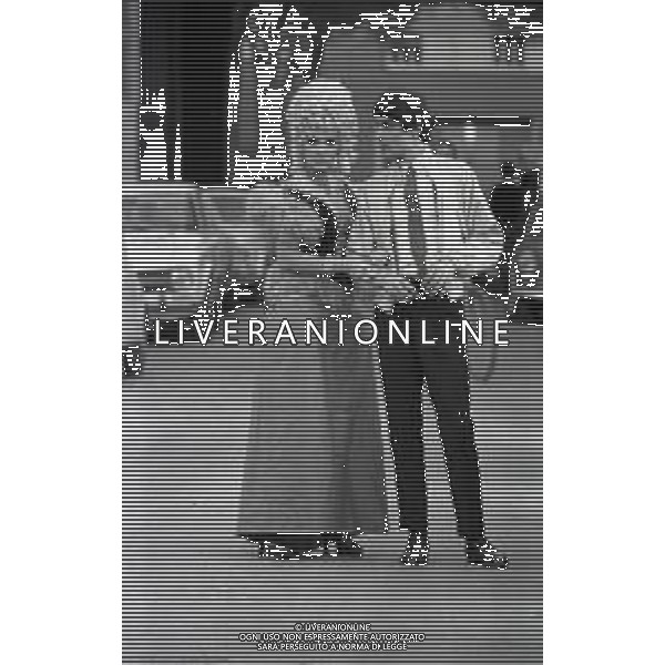 RETROSPETTTIVA ISABELLA BIAGINI ATTRICE-SHOWGIRL E IMITATRICE NELLA FOTO ISABELLA BIAGINI CON FRANCO LEO A ROMA NELL\'ANNO 1967 AG ALDO LIVERANI SAS