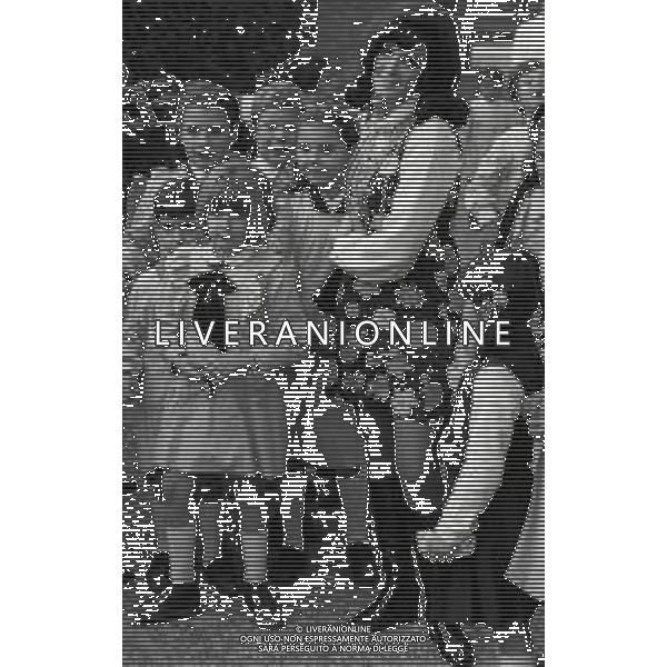 RETROSPETTTIVA ISABELLA BIAGINI ATTRICE-SHOWGIRL E IMITATRICE NELLA FOTO ISABELLA BIAGINI CON LA FIGLIA MONICA A SCUOLA A ROMA NELL\'ANNO 1968 AG ALDO LIVERANI SAS