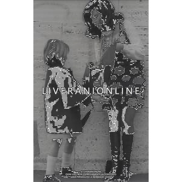 RETROSPETTTIVA ISABELLA BIAGINI ATTRICE-SHOWGIRL E IMITATRICE NELLA FOTO ISABELLA BIAGINI CON LA FIGLIA MONICA A SCUOLA A ROMA NELL\'ANNO 1968 AG ALDO LIVERANI SAS