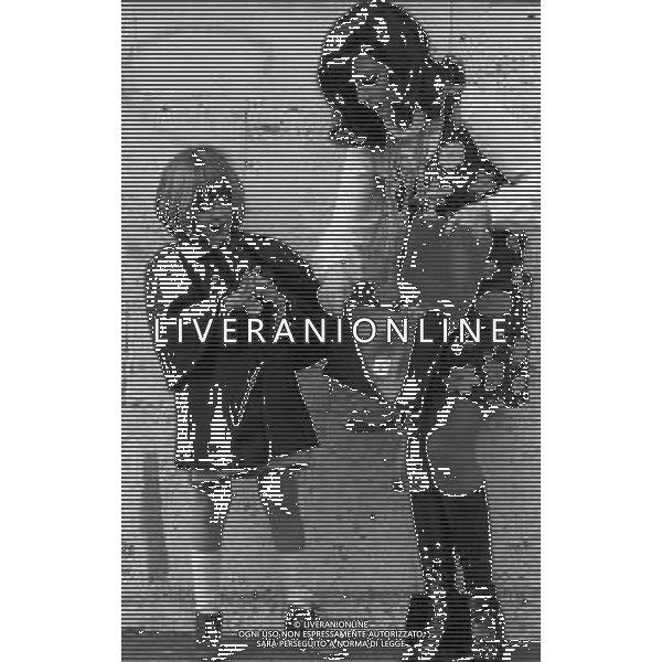RETROSPETTTIVA ISABELLA BIAGINI ATTRICE-SHOWGIRL E IMITATRICE NELLA FOTO ISABELLA BIAGINI CON LA FIGLIA MONICA A SCUOLA A ROMA NELL\'ANNO 1968 AG ALDO LIVERANI SAS