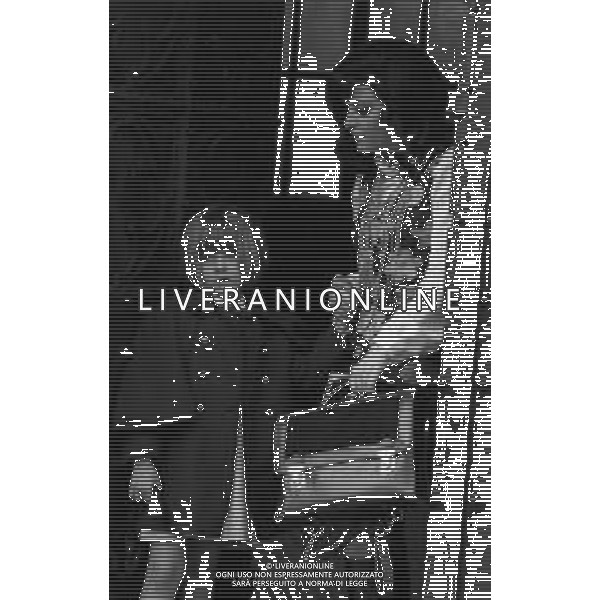 RETROSPETTTIVA ISABELLA BIAGINI ATTRICE-SHOWGIRL E IMITATRICE NELLA FOTO ISABELLA BIAGINI CON LA FIGLIA MONICA A SCUOLA A ROMA NELL\'ANNO 1968 AG ALDO LIVERANI SAS