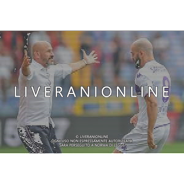 VigoD/LMedia - Genoa CFC vs ACF Fiorentina - Italian football Serie A match 2021/2022 18 September 2021 - Luigi Ferraris stadium, Genova, Italy Photo showing: Vincenzo ITALIANO (Fiorentina), head coach , and Riccardo SAPONARA (Fiorentina), celebrates after scoring a goal @VigoD/LMedia/ AGENZIA ALDO LIVERANI SAS
