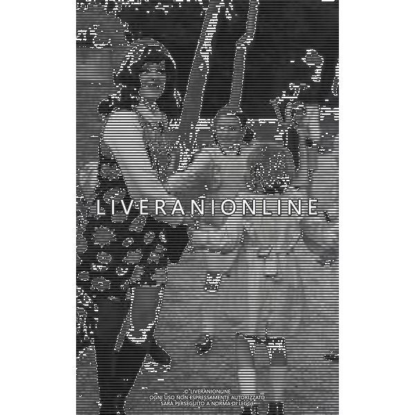 RETROSPETTTIVA ISABELLA BIAGINI ATTRICE-SHOWGIRL E IMITATRICE NELLA FOTO ISABELLA BIAGINI CON LA FIGLIA MONICA A SCUOLA A ROMA NELL\'ANNO 1968 AG ALDO LIVERANI SAS
