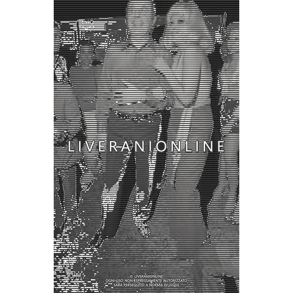 RETROSPETTTIVA ISABELLA BIAGINI ATTRICE-SHOWGIRL E IMITATRICE NELLA FOTO ISABELLA BIAGINI CON EZIO RADAELLI IMPRESARIO TELEVISIVO NELL\'ANNO 1973 AG ALDO LIVERANI SAS 