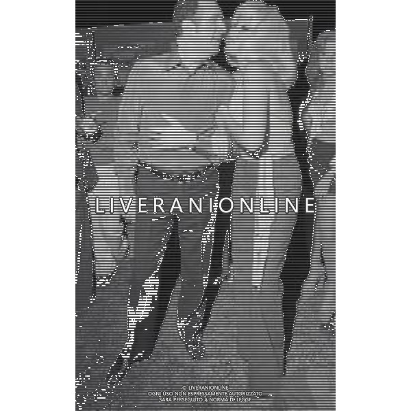 RETROSPETTTIVA ISABELLA BIAGINI ATTRICE-SHOWGIRL E IMITATRICE NELLA FOTO ISABELLA BIAGINI CON EZIO RADAELLI IMPRESARIO TELEVISIVO NELL\'ANNO 1973 AG ALDO LIVERANI SAS 