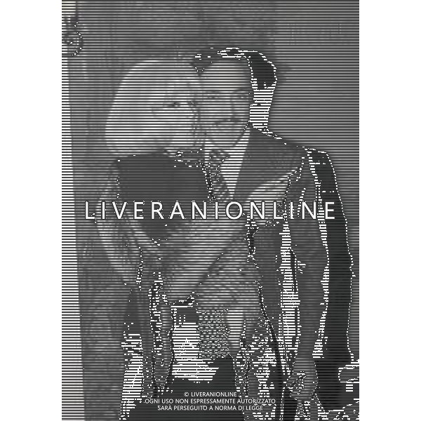 RETROSPETTTIVA ISABELLA BIAGINI ATTRICE-SHOWGIRL E IMITATRICE NELLA FOTO ISABELLA BIAGINI CON PAOLO CARLINI A TERRAZZA MARTINI MILANO NELL\'ANNO 1974 AG ALDO LIVERANI SAS 