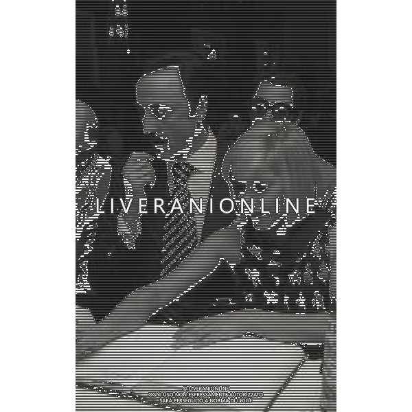 RETROSPETTTIVA ISABELLA BIAGINI ATTRICE-SHOWGIRL E IMITATRICE NELLA FOTO ISABELLA BIAGINI CON PAOLO CARLINI A TERRAZZA MARTINI MILANO NELL\'ANNO 1974 AG ALDO LIVERANI SAS 