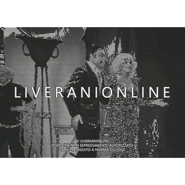 RETROSPETTTIVA ISABELLA BIAGINI ATTRICE-SHOWGIRL E IMITATRICE NELLA FOTO ISABELLA BIAGINI CON PAOLO CARLINI NELLA COMMEDIA TEATRALE“LA VITA DI WANDA OSIRIS“ A TORINO NELL\'ANNO 1974 AG ALDO LIVERANI SAS 
