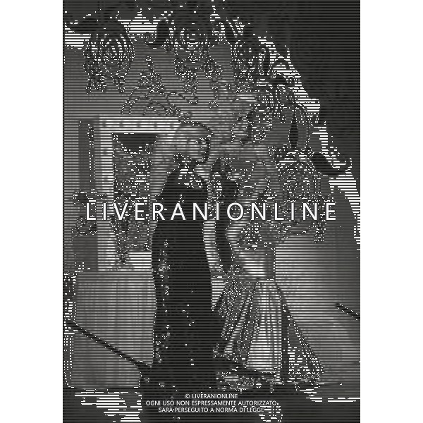 RETROSPETTTIVA ISABELLA BIAGINI ATTRICE-SHOWGIRL E IMITATRICE NELLA FOTO ISABELLA BIAGINI CON PAOLO CARLINI NELLA COMMEDIA TEATRALE“LA VITA DI WANDA OSIRIS“ A TORINO NELL\'ANNO 1974 AG ALDO LIVERANI SAS 