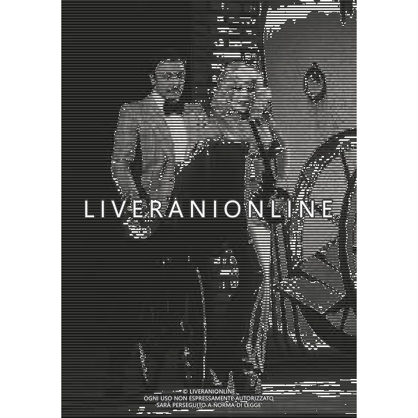 RETROSPETTTIVA ISABELLA BIAGINI ATTRICE-SHOWGIRL E IMITATRICE NELLA FOTO ISABELLA BIAGINI CON PAOLO CARLINI NELLA COMMEDIA TEATRALE“LA VITA DI WANDA OSIRIS“ A TORINO NELL\'ANNO 1974 AG ALDO LIVERANI SAS 