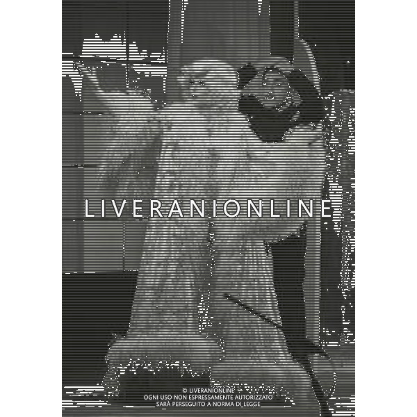RETROSPETTTIVA ISABELLA BIAGINI ATTRICE-SHOWGIRL E IMITATRICE NELLA FOTO ISABELLA BIAGINI CON PAOLO CARLINI NELLA COMMEDIA TEATRALE“LA VITA DI WANDA OSIRIS“ A TORINO NELL\'ANNO 1974 AG ALDO LIVERANI SAS 