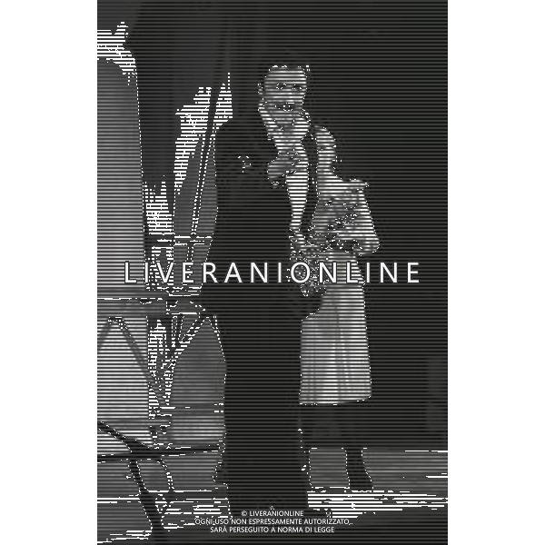 RETROSPETTTIVA ISABELLA BIAGINI ATTRICE-SHOWGIRL E IMITATRICE NELLA FOTO ISABELLA BIAGINI CON PAOLO CARLINI NELLA COMMEDIA TEATRALE“LA VITA DI WANDA OSIRIS“ A TORINO NELL\'ANNO 1974 AG ALDO LIVERANI SAS 