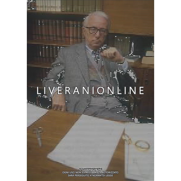 RETROSPETTIVA ENZO BIAGI GIORNALISTA E SCRITTORE E CONDUTTORE TELEVISIVO NELLA FOTO ENZO BIAGI NELLA SUA ABITAZIONE NELL\'ANNO 1985 AG ALDO LIVERANI SAS