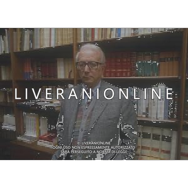 RETROSPETTIVA ENZO BIAGI GIORNALISTA E SCRITTORE E CONDUTTORE TELEVISIVO NELLA FOTO ENZO BIAGI NELLA SUA ABITAZIONE NELL\'ANNO 1985 AG ALDO LIVERANI SAS