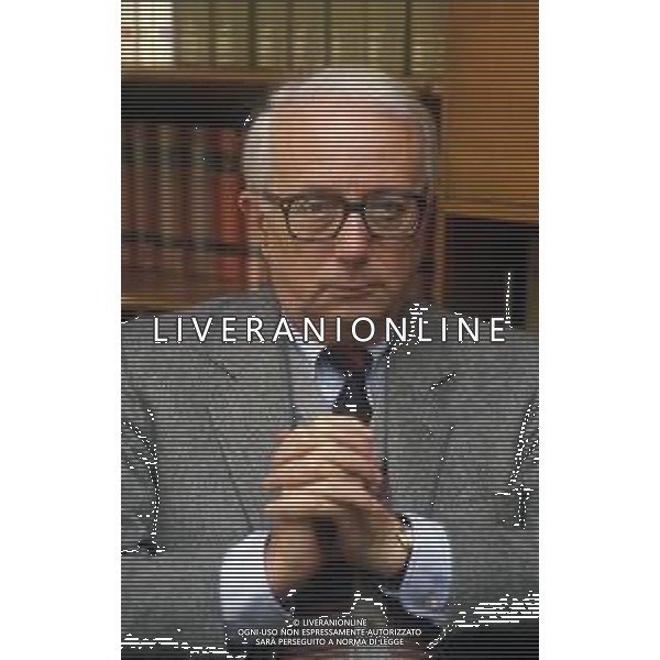 RETROSPETTIVA ENZO BIAGI GIORNALISTA E SCRITTORE E CONDUTTORE TELEVISIVO NELLA FOTO ENZO BIAGI NELLA SUA ABITAZIONE NELL\'ANNO 1985 AG ALDO LIVERANI SAS